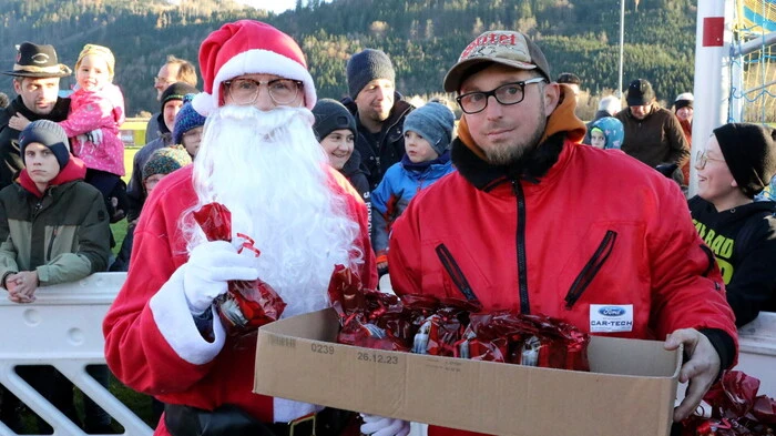 Um es gleich vorweg zu nehmen: Das Nikolo-Springen aus dem Flugzeug in Liebenfels im Glantal fand heuer aufgrund heftiger Windböen nicht statt. Hunderte Schaulustige hatten sich trotzdem bei strahlendem Herbstwetter am Sportplatz der Marktgemeinde eingefunden, um beim Perchtenumzug, an dem 17 Gruppen aus Oberösterreich und Kärnten teilnahmen, dabei zu sein.