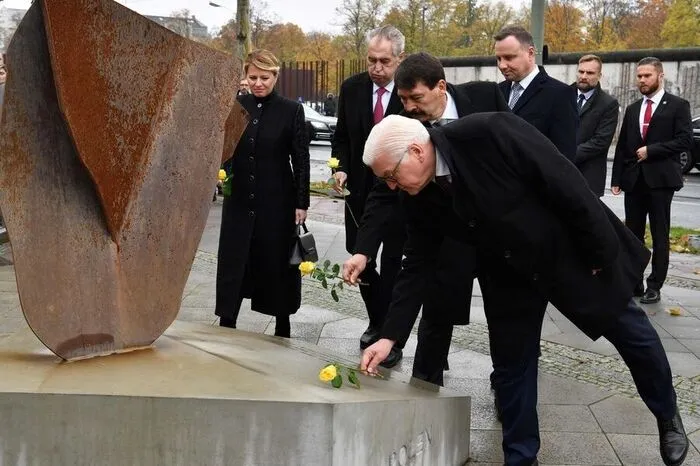 Der deutsche Bundespräsident Frank-Walter Steinmeier mit seinen Amtskollegen Zuzana Caputova, Milos Zeman, Janos Ader und Andrzej Duda beim Visegrad Monument.