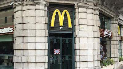 Nach einer Drogenrazzia wurde der McDonald's gegenüber des Bahnhofs Udine geschlossen