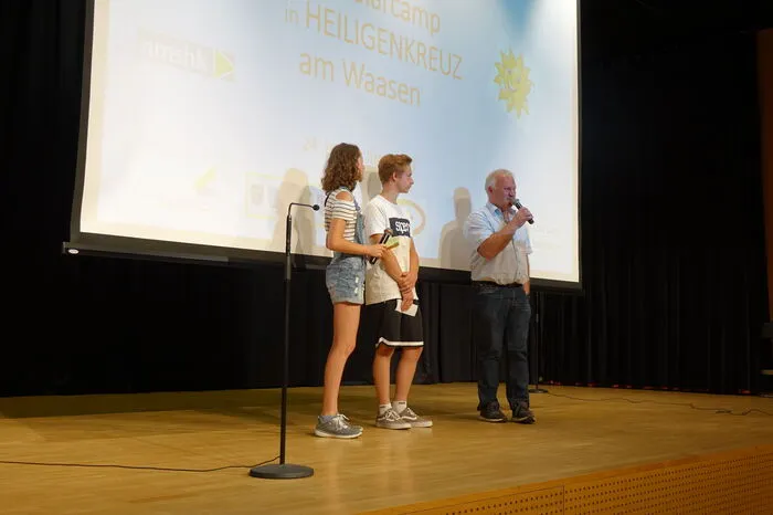 Am Ende des Camps verantsalteten die Schülerinnen und Schüler eine Präsentation, die sie selbst moderierten.