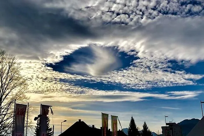 Der Wolkeneffekt - aus Sicht der Liezener Innenstadt. Zuerst wurde vermutet, dass es sich dabei um eine so genannte "Fallstrick-Wolke" handelt. Dieses Phänomen ist so selten, dass es bis heute nicht restlos erforsch ist. Manche vermuten Verschwörungstheorien wie chemische Substanzen (Chemtrails) oder sogar Ufos dahinter. Lesen Sie den ganzen Bericht hier.