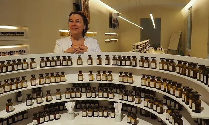 Laurence Fanuel mit einer Duftorgel, an der ausgebildete "Nasen" Parfüms kreieren. Optisch an eine Kirchenorgel erinnernd, dient dieser Arbeitsplatz dazu, Düfte zu komponieren