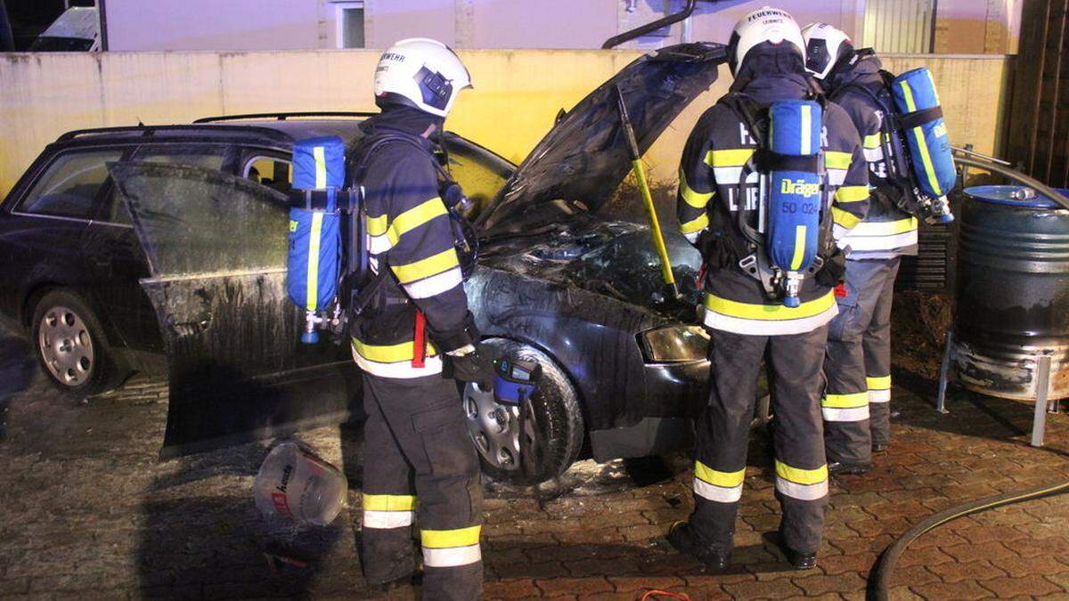 Die Leibnitzer Feuerwehrleute löschten den Fahrzeugbrand