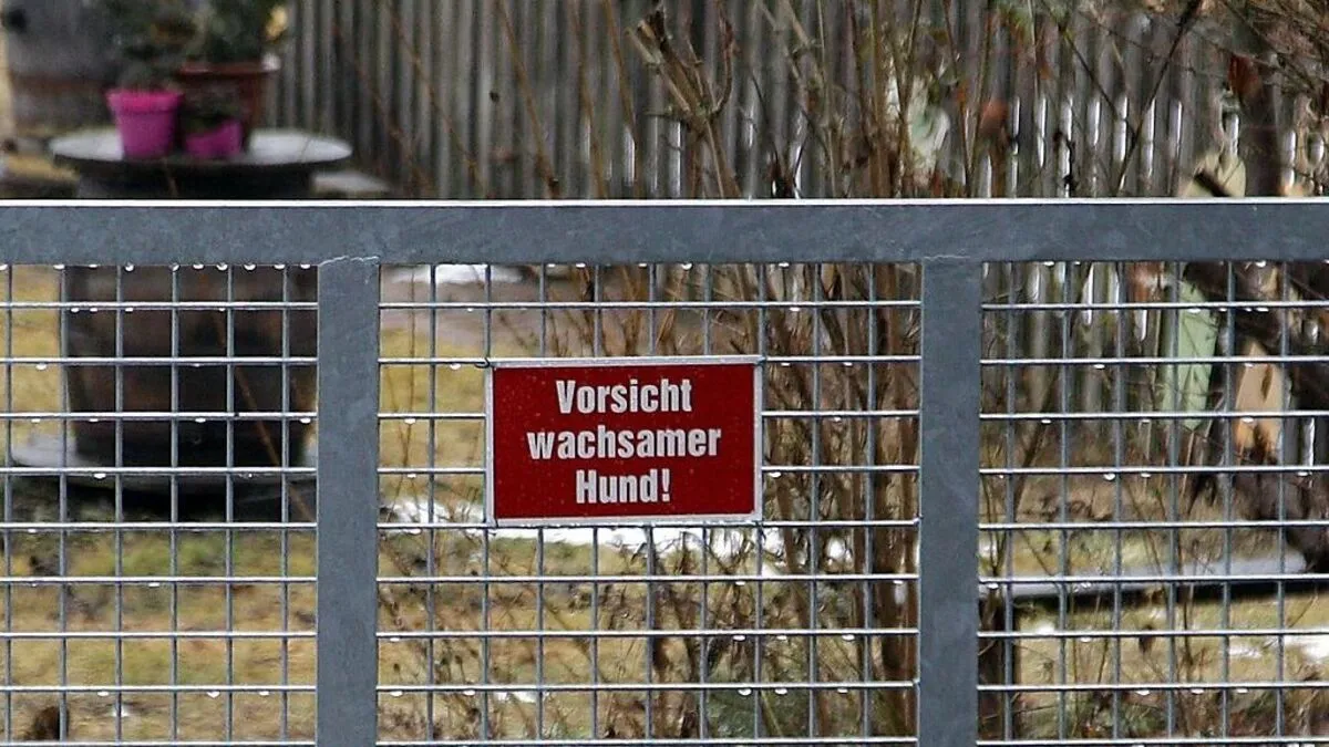 Hinter dieser Tür mit der Warntafel kam es zur Hundeattacke