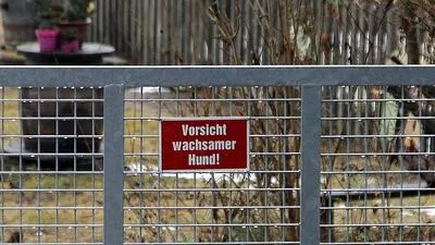 Hinter dieser Tür mit der Warntafel kam es zur Hundeattacke