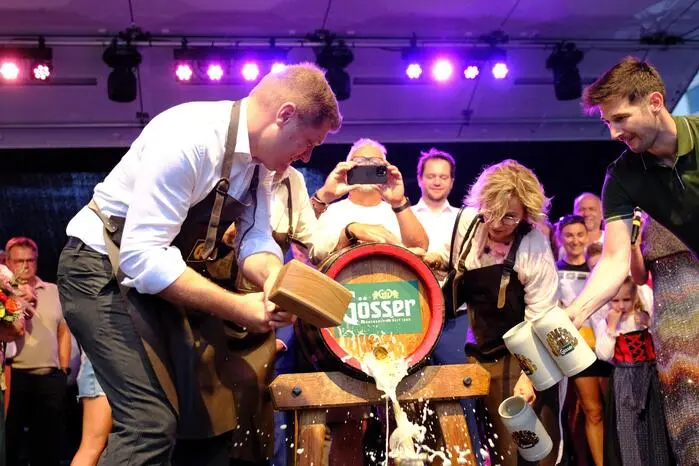 Bundesratspräsident Markus Stotter beim Bieranstich. Nur wo ist der Zapfhahn hin?