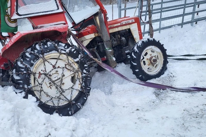 Wenig später musste die Freiwillige Feuerwehr Fischbach auch noch einen abegrutschten Traktor bergen.