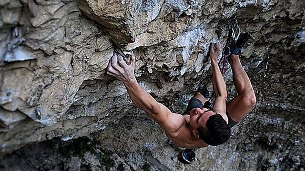 Überhängend und ziemlich schwer – Nico Ferlitsch in der Route „Martin Krpan“ in Slowenien