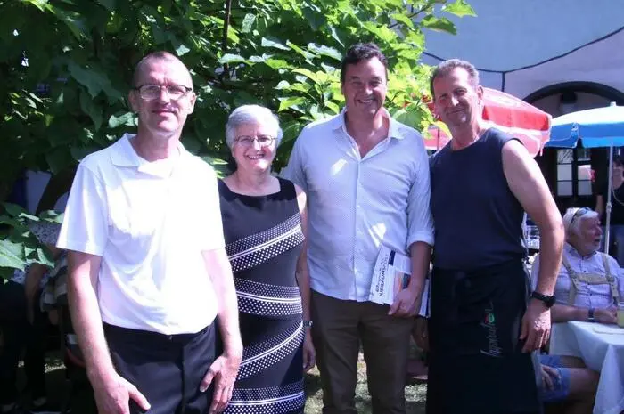 Das Pfarrteam freute sich, auch Bürgermeister Jochen Bocksruker im Kirchgarten begrüßen zu dürfen.