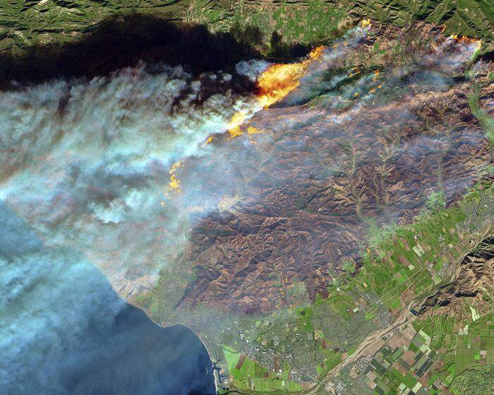 ESA-Satellit Sentinel 2 zeigt das Thomas-Feuer am 7. Dezember - das Feuer wütet seit knapp drei Wochen