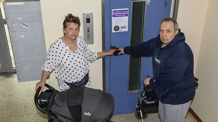 Verzweifelt: Peter Christian Kogler und Barbara Glanzer können seit mehr als einem Monat den Lift nicht benutzen