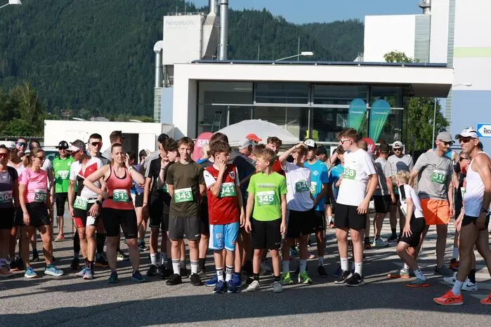 Reagiert haben die Veranstalter auf den Amoklauf in Graz. Sie stellten das Sportereignis unter das Motto „Stand together“ – als Zeichen des Gedenkens und der Solidarität. Es gab zudem eine Schweigeminute.