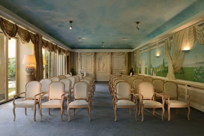 Blick in den lichtdurchfluteten Pavillon-Tagungsraum