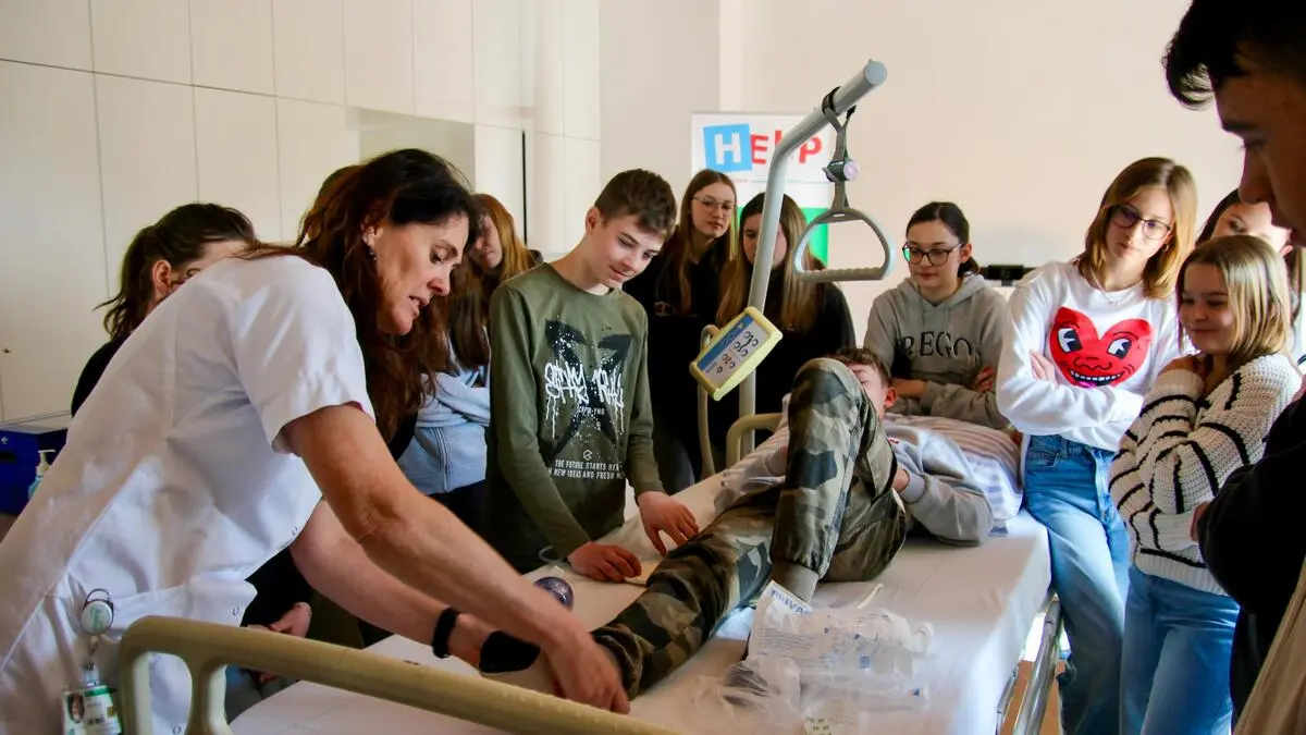 Beim Schülerinformationstag am LKH Südsteiermark Standort Bad Radkersburg wurden die Schülerinnen und Schüler von Diplomkrankenpflegerin Manuela Dresler begleitet