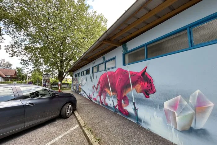 Ein pinker Tiger spaziert nun die Freibad-Wand entlang. 