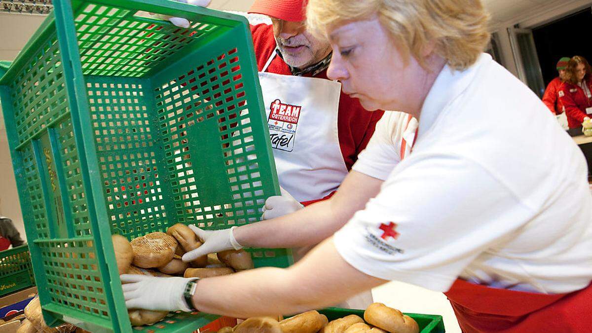 Lebensmittel werden im Rahmen der Team-Österreich-Tafel ausgegeben