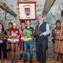 Anita Tiefnig vom Hauptsponsor Intersport Lienz, Fabiola Fortschegger (Union Raika Lienz), Manuel Theurl (LG Hochpustertal) und Josef Steinringer vom Museumsverein Burg Heinfels