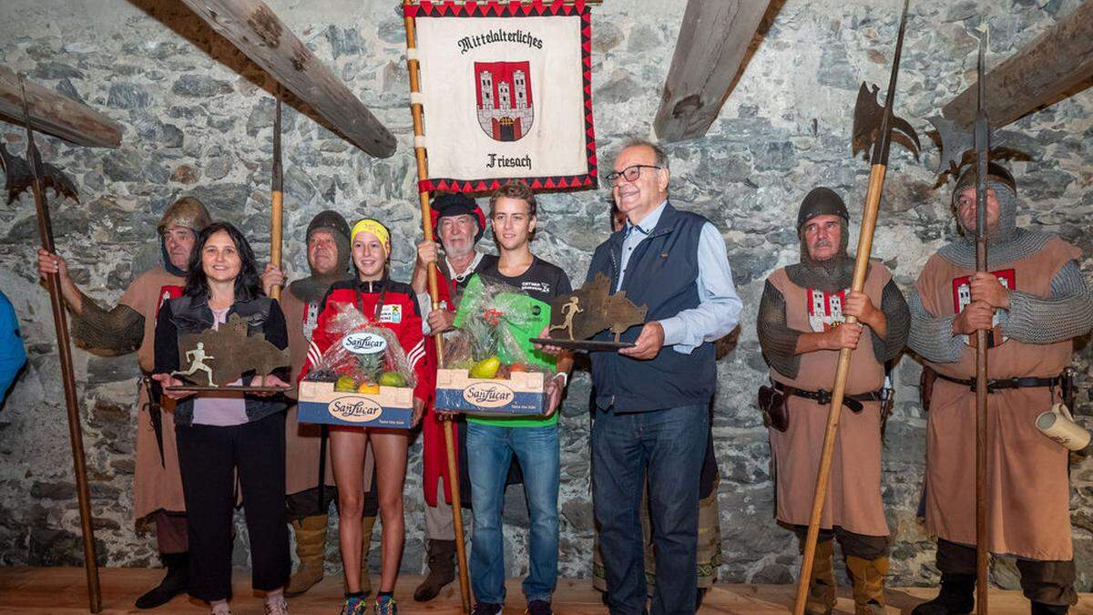 Anita Tiefnig vom Hauptsponsor Intersport Lienz, Fabiola Fortschegger (Union Raika Lienz), Manuel Theurl (LG Hochpustertal) und Josef Steinringer vom Museumsverein Burg Heinfels