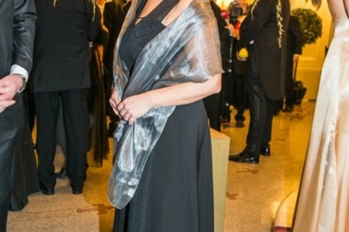 Stefania Rossi, die Frau von Kulturstadtrat Günther Riegler, kam in einer klar geschnittenen schwarzen Robe.