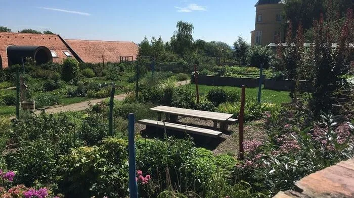 Ein Blick in den Garten beim Schloss St. Martin