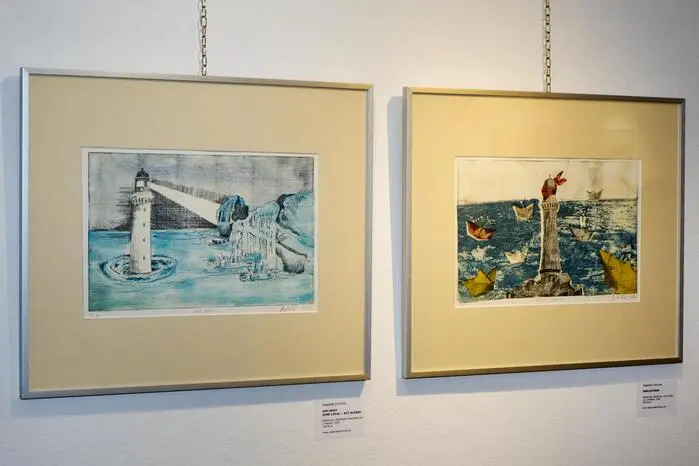 Diese Technik fasziniere sie, weil sie spontanes und zügiges Arbeiten erfordere. Viele ihrer Arbeiten entstehen direkt vor Ort oder basieren auf Skizzen aus der Natur – ein Skizzenbuch ist ihr ständiger Begleiter.