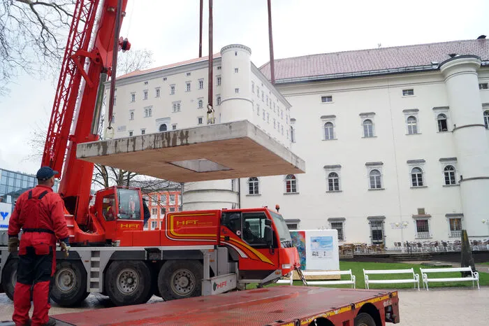 Nun wurde er nach Spittal transportiert und vor dem Original mit einem Kran eingehoben.