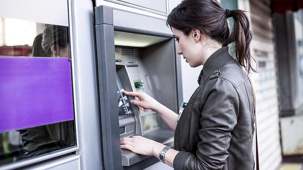 Das Abheben von Bargeld am Automaten ist nicht überall in der EU kostenlos