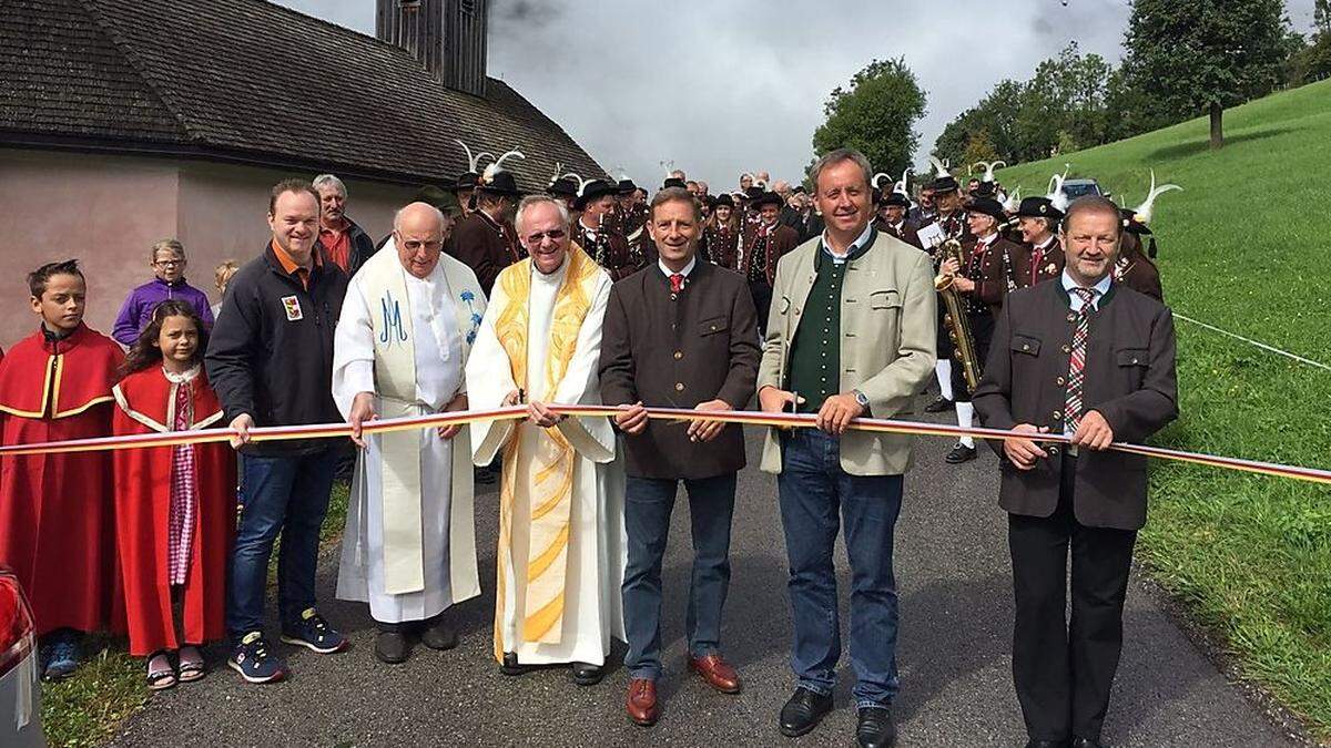 Josef Brandner, Ferdinand Hueter, Christian Benger (von rechts) und die Geistlichkeit eröffneten die Straße