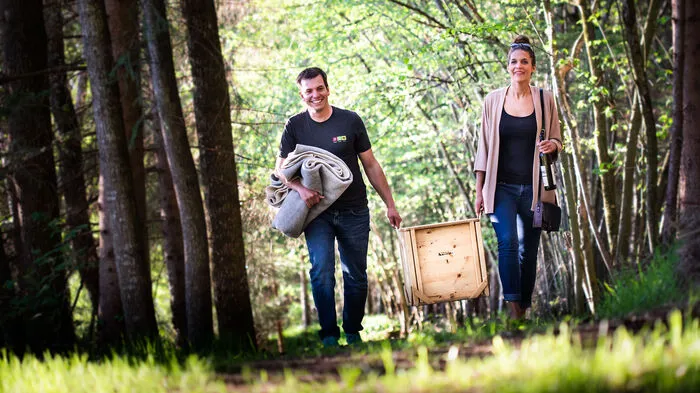 Kulinarisches Kisten-Picknick: Die Natur genießen und sich dabei mit regionalen Köstlichkeiten verwöhnen. Das kann man mit der Picknick-Kiste von Gottfried Bachler vom gleichnamigen Restaurant in Althofen. Die Picknick-Plätze sind dabei frei wählbar.  