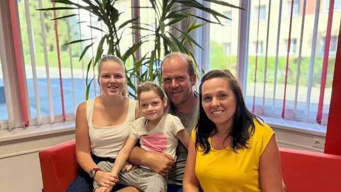 Die kleine Laurena mit ihrer Schwester Hannah sowie den Eltern Martin und Birgit Feuchter. Gemeinsam kämpft man dafür, dass Laurena eine Sonderschule in der Nähe besuchen kann