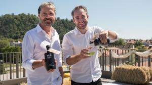 HAÌDI Bio-Heu Wodka Erzeuger David Prott (rechts) mit Wolfgang Thomann, der für die Komposition des Wodkas verantwortlich ist