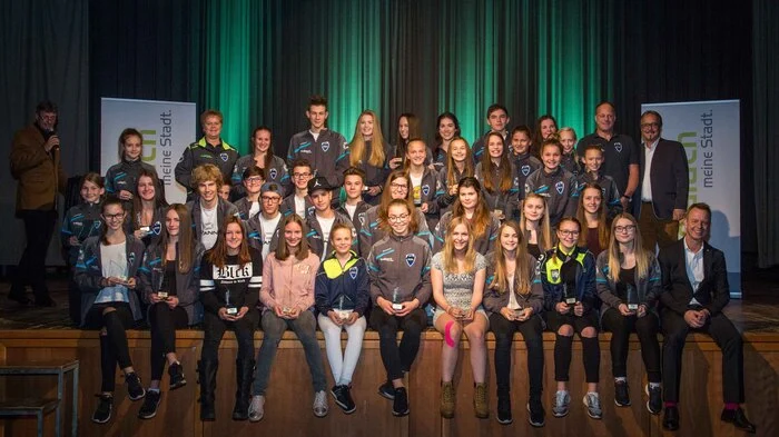 Es war ein Galaabend der sportlichen Art, der Freitag Abend in Trofaiach stattfand. Mehr als 230 Trofaiacher Sportlerinnen und Sportler waren Ehrengäste beim Sport Award 2017 und wurden auch mit Trophäen in Gold, Silber und Bronze ausgezeichnet.
