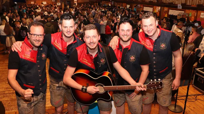 Die "Jungen Wernberger" am Foto von Links: Prof. Igor Vrhnjak (Keyboard), Hansi Leitner (Drums), Manuel Wieltschnig (Bandleader), Patrick Rader (Gitarre) und Johannes Auernig (Bass) sorgen seit 2015  beim Ostertanz für die musikalische Stimmung in Steuerberg.