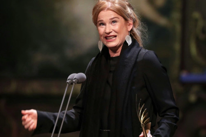 Dörte Lyssewski holte sich den Preis mit ihrer Rolle in "Vor Sonnenaufgang", ebenfalls am Akademietheater.
