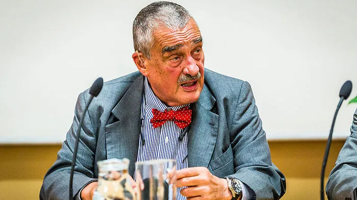"Ich habe leider Gottes sehr früh den Eindruck gewonnen, dass Kurz ein falscher Fuffziger ist. Er war zweifellos hochbegabt, hat sich selbst aber total überschätzt und eine rücksichtslos egoistische Politik verfolgt, die in den Untergang geführt hat." - Der frühere tschechische Außenminister Karel Schwarzenberg rechnet ab.