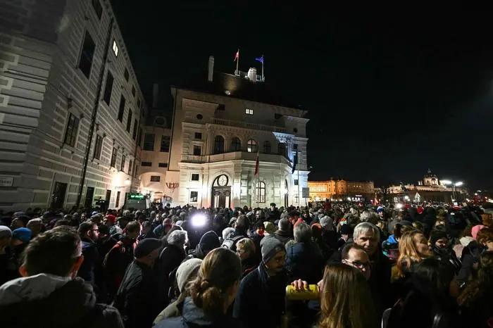 Participants demonstrate during a protest rally organised by aid organisation 'Volkshilfe', Greenpeace and SOS Mitmensch under the motto 'Alarm for the Republic: Protest against a right-wing extremist chancellor' in front of the President's Office (C) and Hofburg Palace (back 2ndR) in Vienna on January 9, 2025. Austria's foreign minister Schallenberg will take over as caretaker chancellor from January 10, as the far right seeks to form a government with the conservatives in a tense political climate. The announcement came after conservative Karl Nehammer said over the weekend he would step down as chancellor and party chairman following the collapse of coalition talks to form a government excluding the far-right Freedom party (FPOe). (Photo by Joe Klamar / AFP)