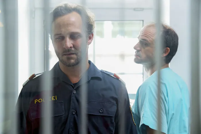 ... Und das Böse ist dort omnipräsent: Menschenhandel, Betrug, verfeindete Familien und jede Menge Affären (auch innerhalb von Familien) prägen den Plot rund um den Polizisten Hannes Bucher (Maximilian Brückner) ...