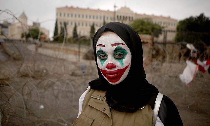 Eine Demonstrantin im Libanon