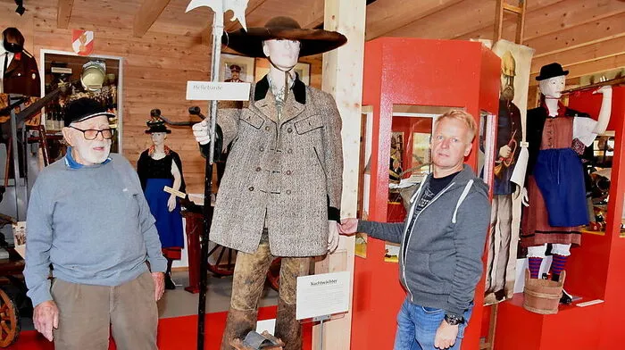 Walter Hauck (links im Bild) mit Armin Wallner im neuen Museum derFeuerwehr Oberwölz
