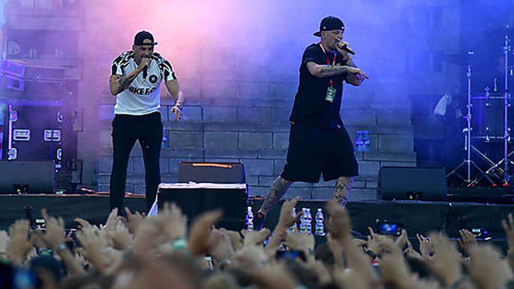 Die Rapper Raf Camora (links) und Bonez MC während eines Konzertes auf der 'Space Stage' im Rahmen des 'Frequency 2018' 