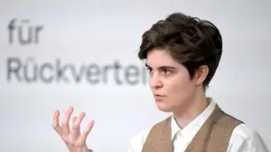 ABD0012_20240109 - WIEN - ÖSTERREICH: Millionen-Erbin Marlene Engelhorn im Rahmen einer PK mit? dem Titel Projekt 'Guter Rat für Rückverteilung'" am Dienstag, 9. Jänner 2024, in Wien. - FOTO: APA/ROLAND SCHLAGER