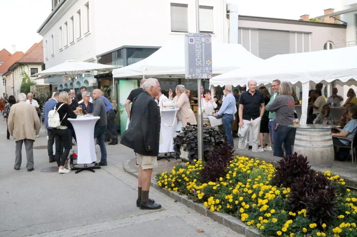 Fest mitgefeiert hatten im „Vipresso“ unter anderen Bürgermeister Martin Kulmer, die Musikerkollegen Peter Jug, Martin Radinger und Norbert Kofler, Rallye-Experte Wolfgang Troicher sowie Banker Gerhard Kloiber. 