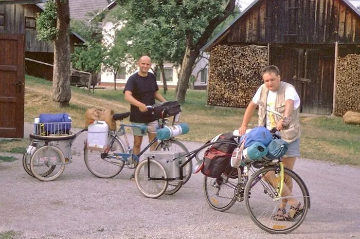 Karl und Martin Lederer brachen 1994 in St. Jakob auf: Mit dem Fahrrad. Und landeten in Syrien. Danach ging es noch zwei Jahre mit dem Motorrad um die Welt. 