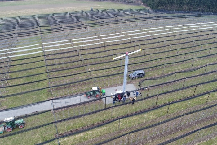 ...im Obstgarten der Versuchsstation Haidegg wurde das 60.000 Euro teure Windrad am Montag aufgestellt.