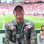 Ralf Rangnick in einer echten Leipziger „Fankutte“ 