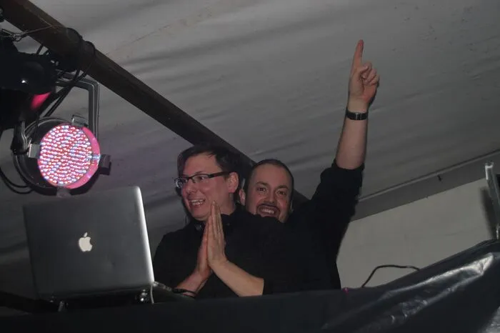 Trotz der nicht sehr frühlingshaften Temperaturen wurde es niemandem zu kalt. Wolfgang Hafner, alias DJ Digisound, heizte bis spät in die Nacht kräftig ein