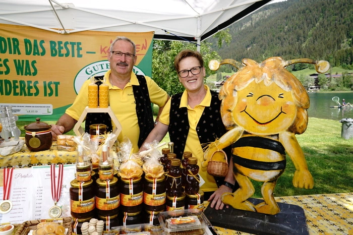 Die Honigproduzenten Kurt und Ingrid Strmljan aus Fresach präsentierten ihre Produkte, ebenso wie . . .