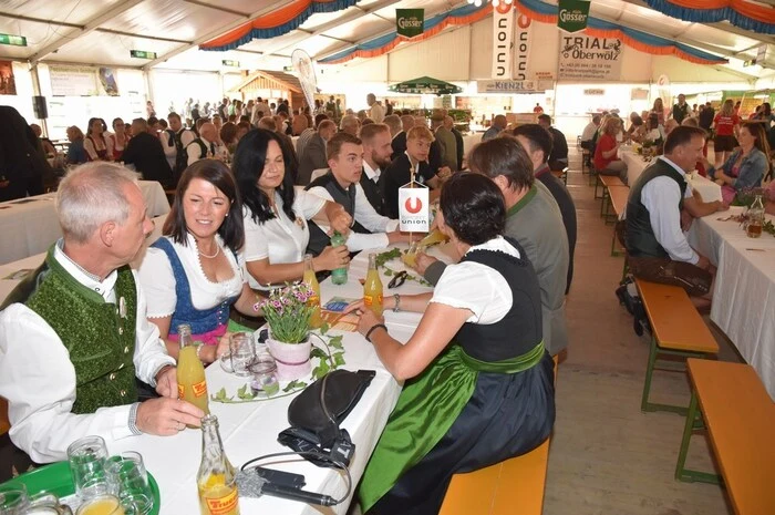 Am Sonntag wurden mit einem Festakt im Festzelt an die 200 Ehrungen verdienter Funktionäre und sportlicher Größen vorgenommen. So wurden von der Stadtgemeinde Oberwölz an Michael Rottensteiner für seine internationale sportliche Leistungen das Ehrenzeichen und Nici Schmidhofer für ihre sportlichen Leistungen der Ehrenring verliehen.