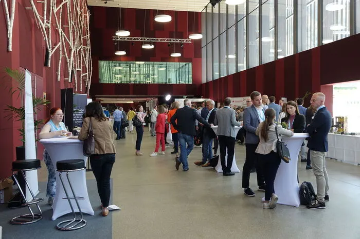 Im Foyer trifft man sich zum Netzwerken