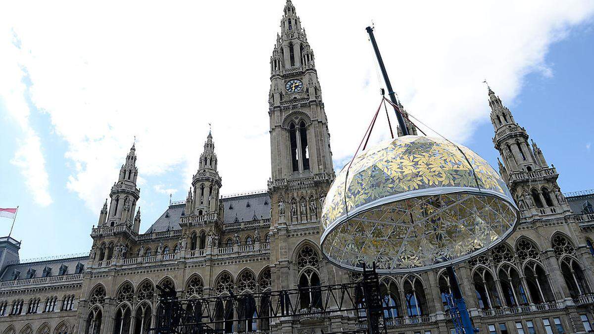 Aufbau für den Life Ball vor dem Wiener Rathaus